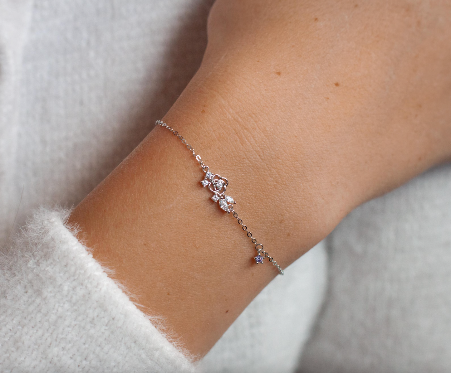 Dainty 14K Gold Flower Bracelet
